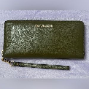 Michael Kors Leather Wallet / Wristlet